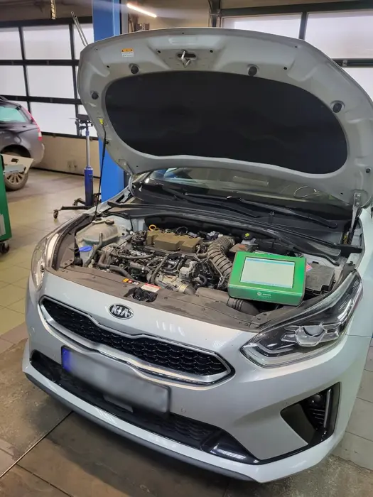 Diagnostyka komputerowa Kia z otwartą maską