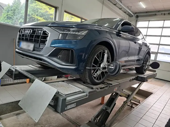 Audi Q8 na stanowisku geometrii 3D