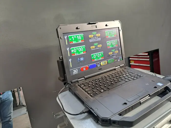 Laptop z pomiarem geometrii kół
