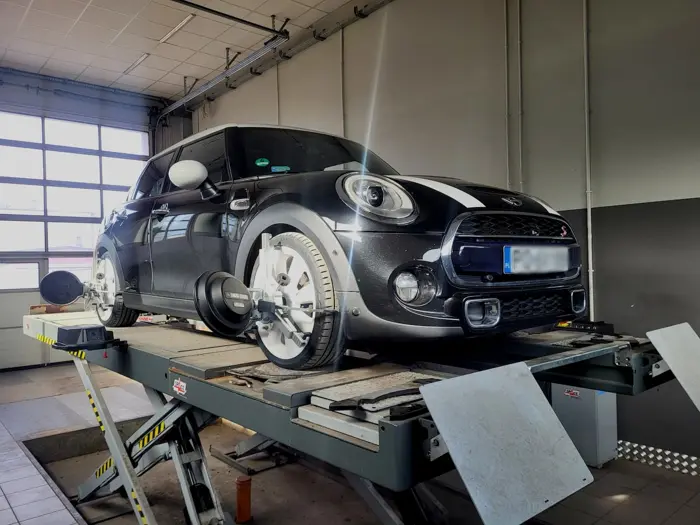 Mini Cooper na stanowisku geometrii