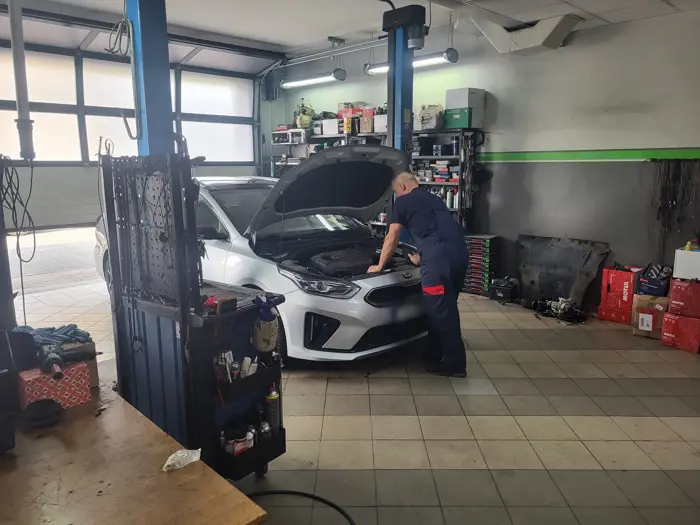 Hala warsztatu Barycza Auto Serwis z podnośnikami