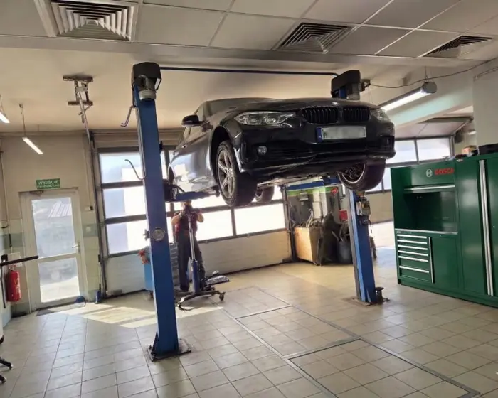 BMW na podnośniku w hali