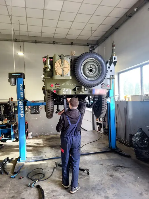 Mechanik pod autem na podnośniku