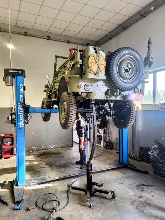 Jeep Willys na podnośniku