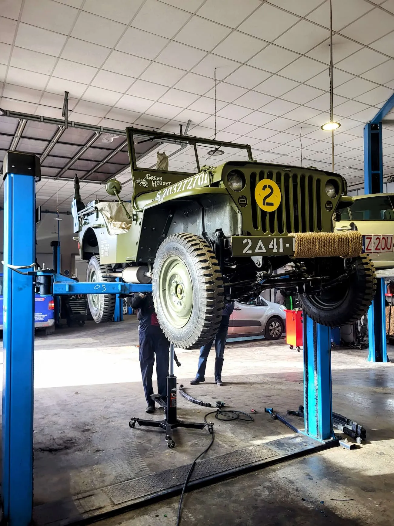 Jeep Willys na niebieskim podnośniku w hali warsztatu Barycza w Goleniowie