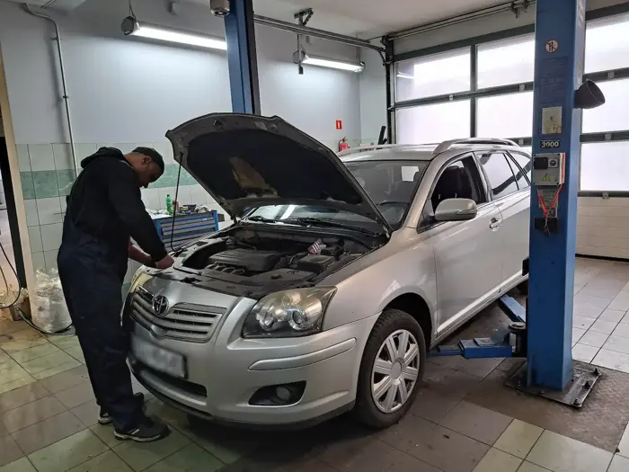 Mechanik pracuje pod maską Toyoty