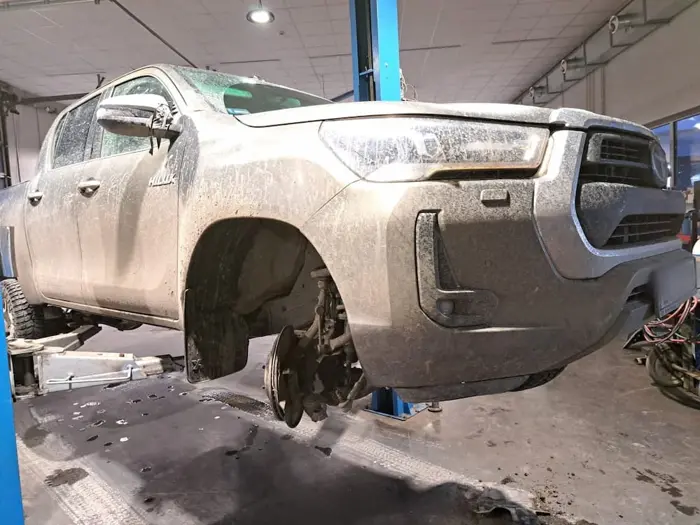 Toyota Hilux na podnośniku